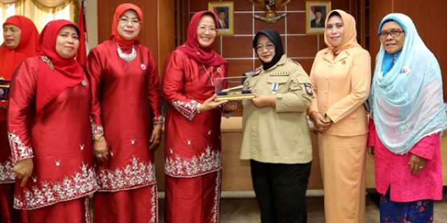 Hj. Noolizah Nurdin Sambut Kunjungan Rombongan BKOW Sumbar