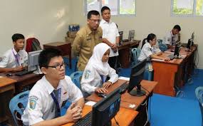Gubernur dan wakil, Sekda beserta Kadisdik prov Kepri meninjau UNBK 2018
