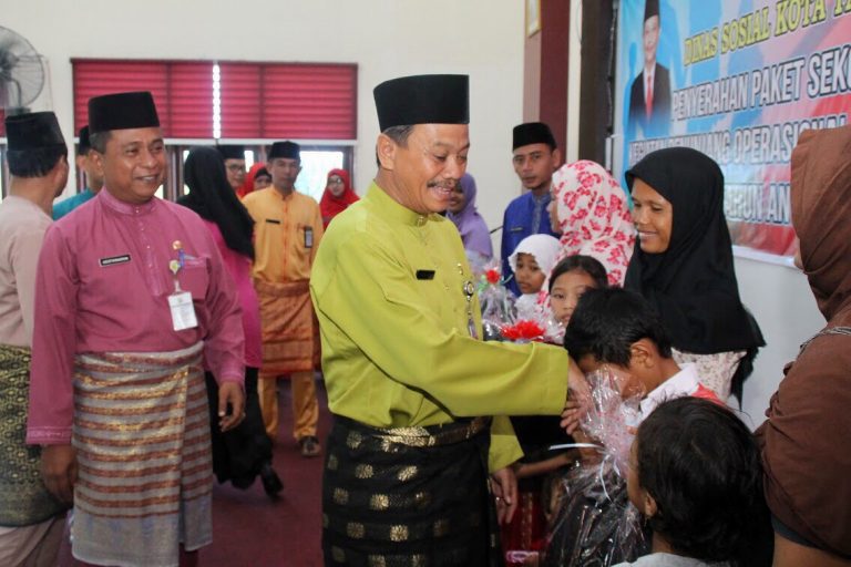 Dinsos Bersama Pj Walikota Tanjungpinang Berikan Paket Keluarga Harapan