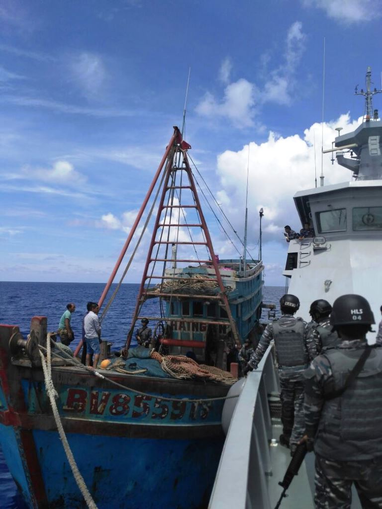 KRI Halasan – 630 Satkat Koarmada I Tangkap Kapal Ikan Asing di Laut Natuna