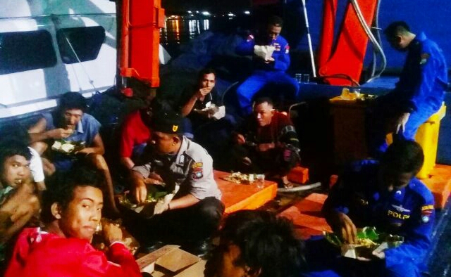 Berkah Ramadhan, Kasat Pol Air, Iptu Syaiful Amri. Laksanakan Kegiatan Santap Sahur Bersama Para Nelayan di Laut