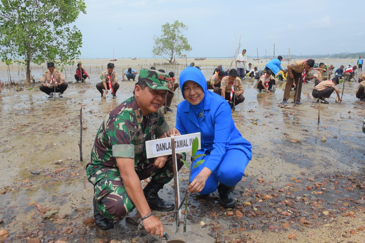 Baksos di Dabo Singkep, Danlantamal IV Besama Ketua Korcab IV DJA I Tanam Mangrove.