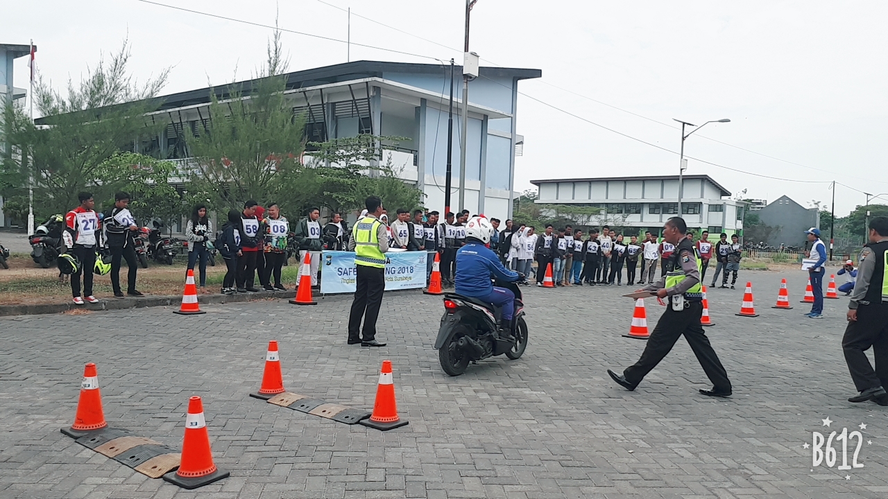 SMA Labschool Unesa Lidah Wetan Jadi Tuan Rumah Lomba Safety Riding se-Surabaya