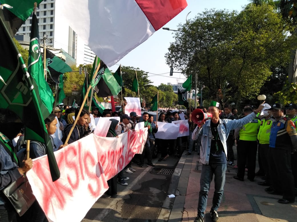 Membludak! Ratusan Kader HMI Gelar Aksi Solidaritas Untuk Negeri Di DPRD Surabaya