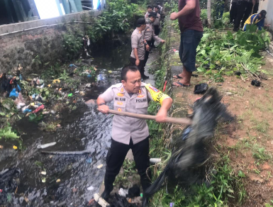 Hindari Luapan Air, Kapolres Tanjungpinang. Turun Bersihkan Sampah