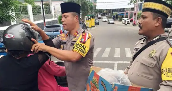 Berbagi Berkah, Polsek TPI Barat Bagikan Takjil dan Helm Gratis