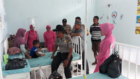 Saling Peduli, Jajaran Polsek Tambelan Besuk Anak Anggota yang Sakit