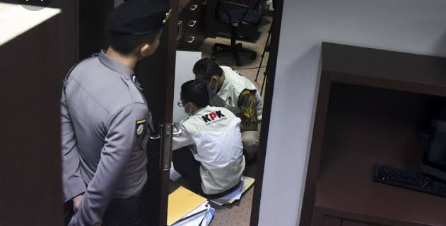 Geledah Rudis Bang Den. KPK Temukan 13 Tas dan Kardus Berisi Uang