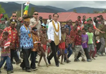 Tiba di Kab Pergunungan Artak, Presiden Disambut Tari Tumbu Tanah