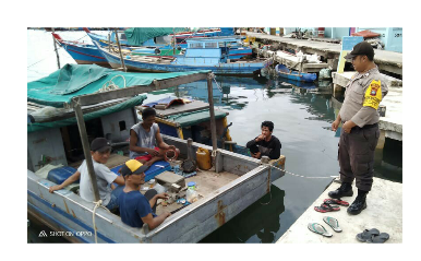 Antisipasi Ombak Kuat, Bhabinkamtibmas Desa Kampung Melayu, Tambelan. Berikan Himbauan