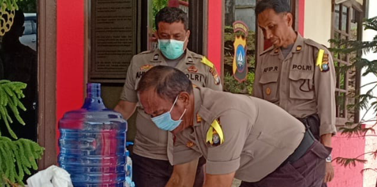 Antisipasi Penyebaran Covid-19, Polsek TPI Barat. Buat Tempat Pencucian Tangan Untuk Tamu Yang Melapor Kesentral Pelayanan