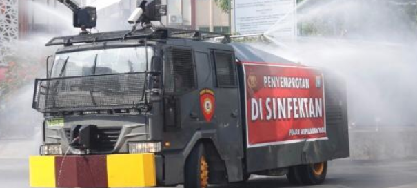 Polda Kepri, Polres/Ta Lakukan Penyemprotan Desinfektan Secara Serentak