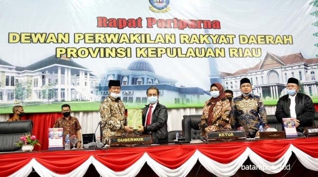 Isdianto, Sampaikan Ranperda LKPJ TA 2019 Kepada DPRD Kepri