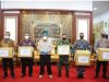 Serahkan Masker, Bahtiar Dorong Pemkab Karimun Bangun Laboratorium Khusus Covid-19