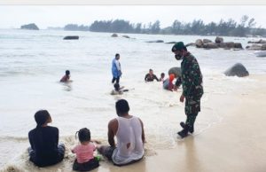 Tinjau Pospam Nataru dan Objek Wisata Pantai Trikora, Danramil 02/0315 Bintan Berikan Himbauan