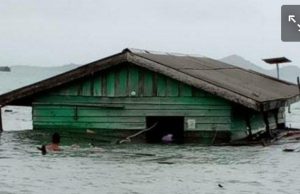 Akibat Hujan Deras, Ombak Kuat dan Pasang Tinggi, Rumah Warga di Busung Terseret Hingga ke Laut