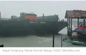 Terseret Angin Kencang, Sejumlah Rumah dan Pelantar Warga Dihantam Tongkang