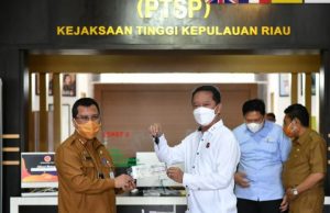 Pemprov Kepri Serahkan Bantuan Satu Unit Ambulans ke Kejati Kepri