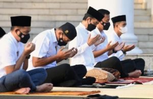 Presiden Jokowi dan Ibu Negara Salat Idul Fitri di Halaman Istana Kepresidenan Bogor