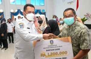 Gubernur Ansar Serahkan Bantuan RT/RW & Kader Posyandu Senilai Rp 2,2 Miliyar