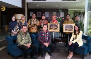 Gubernur Ansar Terima Dua Penghargaan dari Kemendagri